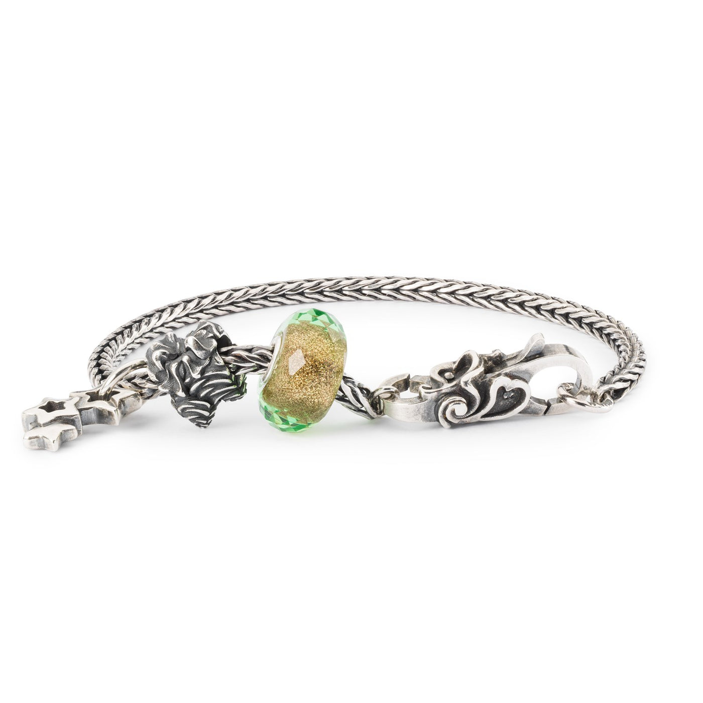 Bracelet Trollbeads được thiết kế tinh tế và đặc biệt, làm từ những hạt ngọc bích tự nhiên, mang lại cảm giác gần gũi với thiên nhiên và tạo nên phong cách riêng cho người đeo. Hãy khám phá hình ảnh của chiếc vòng tay này để tìm kiếm sự kết nối với tự nhiên.