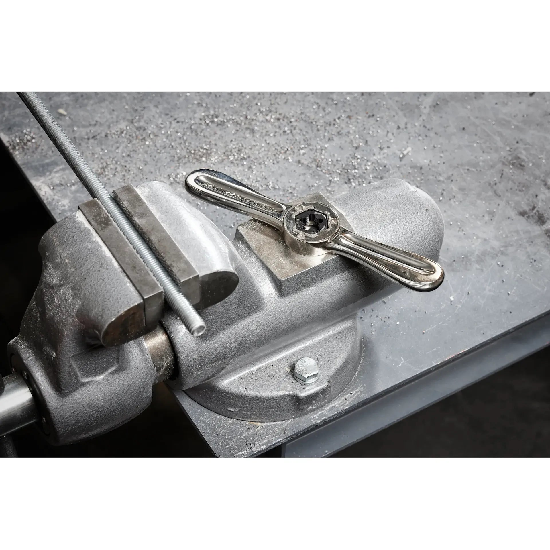 Milwaukee Hex-LOK™ 2-in-1 Tap and Die Threading Handle - Image 8