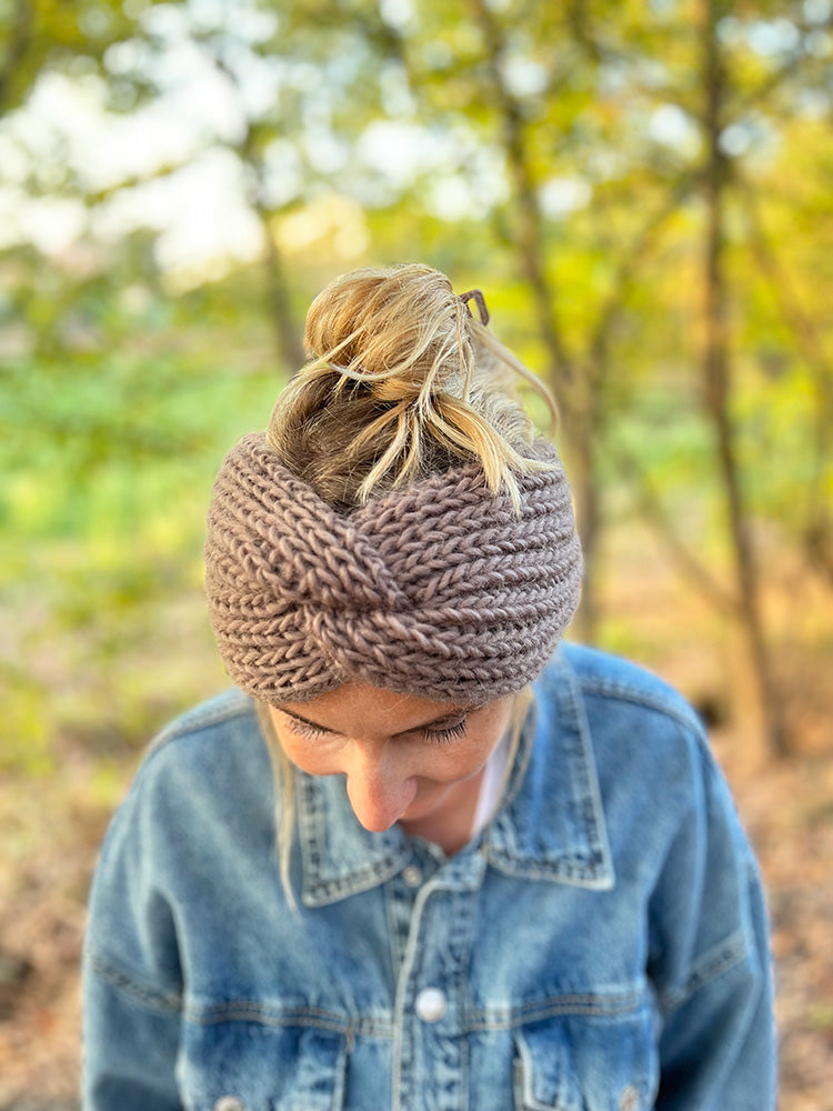 How To Knit A Twist Headband For Absolute Beginners! - Handy Little Me
