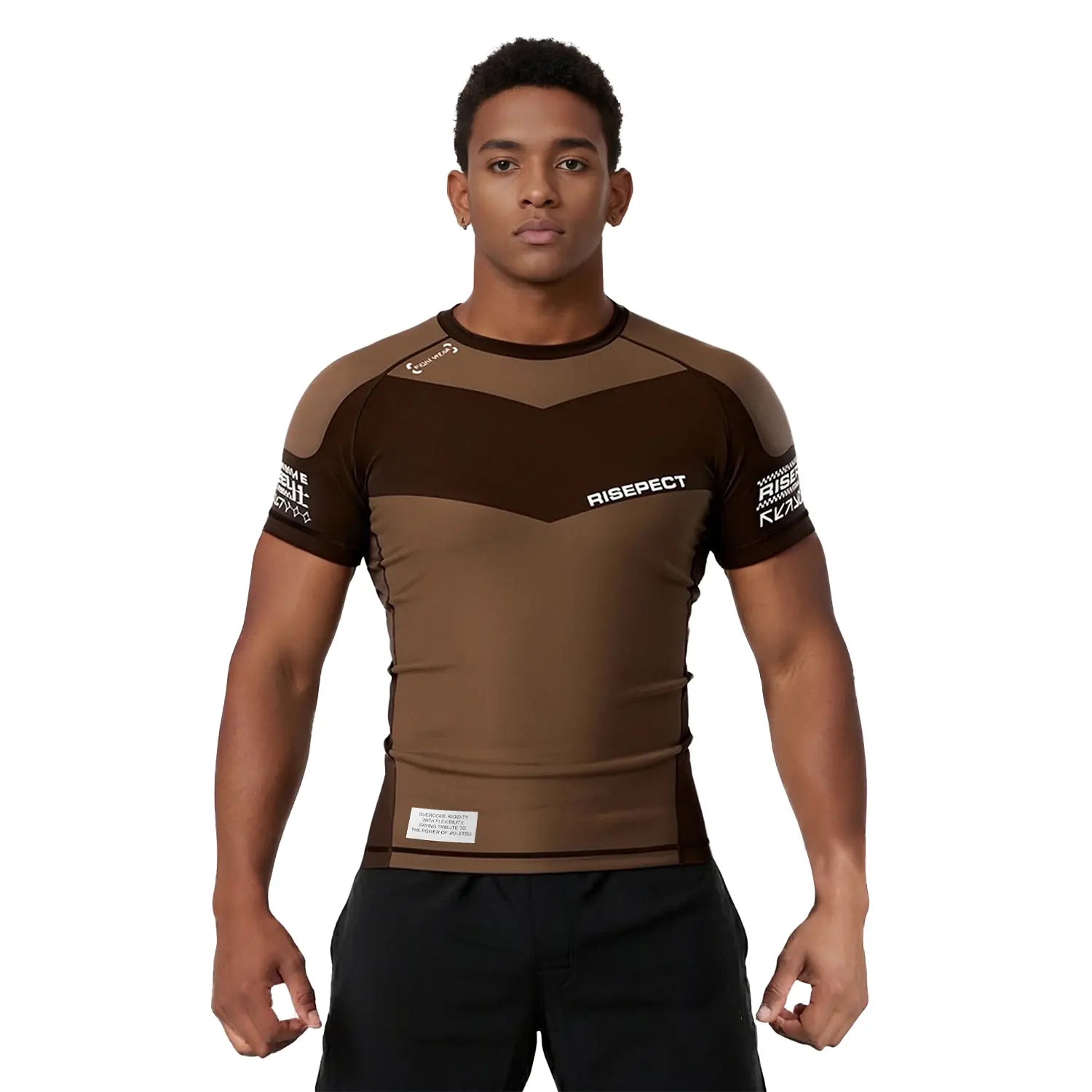 Männliches Model im Kurzarm-Rashguard 3.0 – Schokoladenbraun