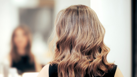 This is the header image for the Ippodaro Natural Salon blog post titled, “Different Types of Highlights to Transform Your Hair”. This image showcases a gal with a beautiful head of highlights!