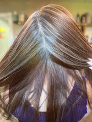 This is an image of a gal with “Natural highlights” taken at Ippodaro Natural Salon. This image is used in the  Ippodaro Natural Salon blog post titled, “Different Types of Highlights to Transform Your Hair”.