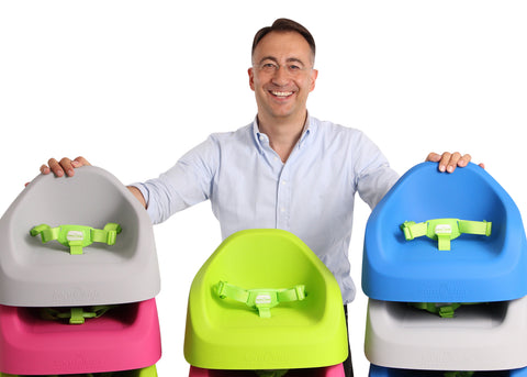 Gründer von Koru Kids Wolfgang Höhn steht hinter mehreren Toddler Boostern in den Farben Ocean Blue, Grey, Lime Green und Fuchsia