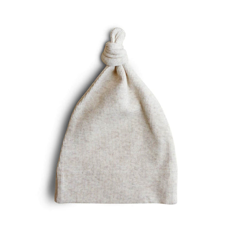 bonnet de naissance à noeud beige en coton bio mushie