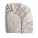 drap housse blanc cassé en coton bio mushie pour lit bébé