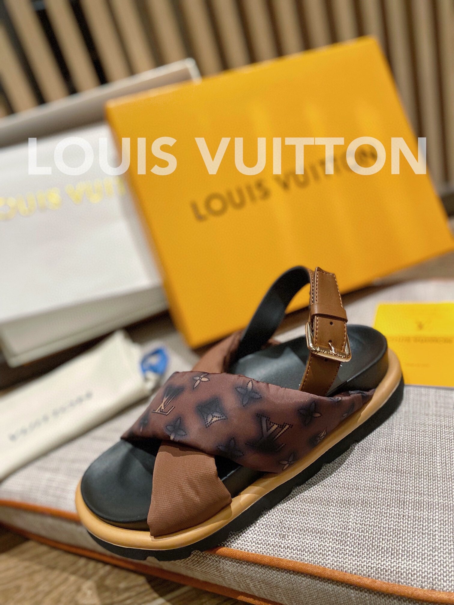 LV Louis Vuitton 2022 New Couple Sandals Shoes Popular Summer Fl