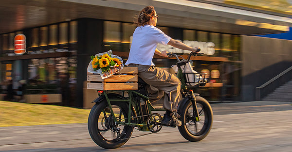 Frau fährt Elektrofahrrad