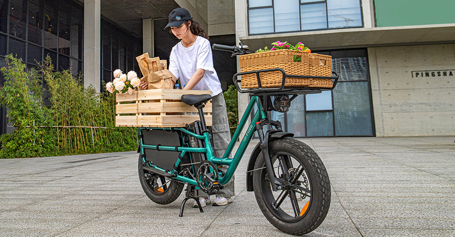 Frau sortiert Waren auf einem Fiido T2 E-Bike