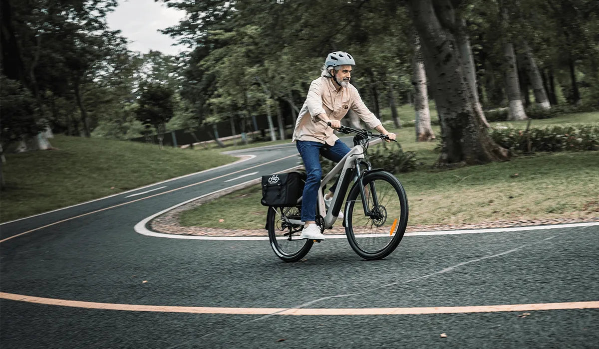 Mann auf dem Fiido Nomads Touren-E-Bike