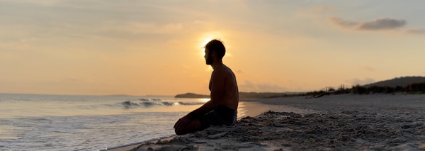 Alex Rojas Meditando en Menorca