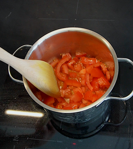 Tomato chunks in pot