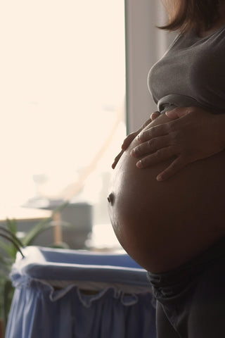 Zwangerschap buik met lichte striae