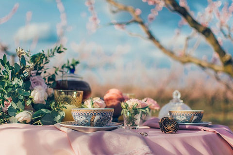 Moederdag mooi gedekte tafel met bloemen en theekopjes