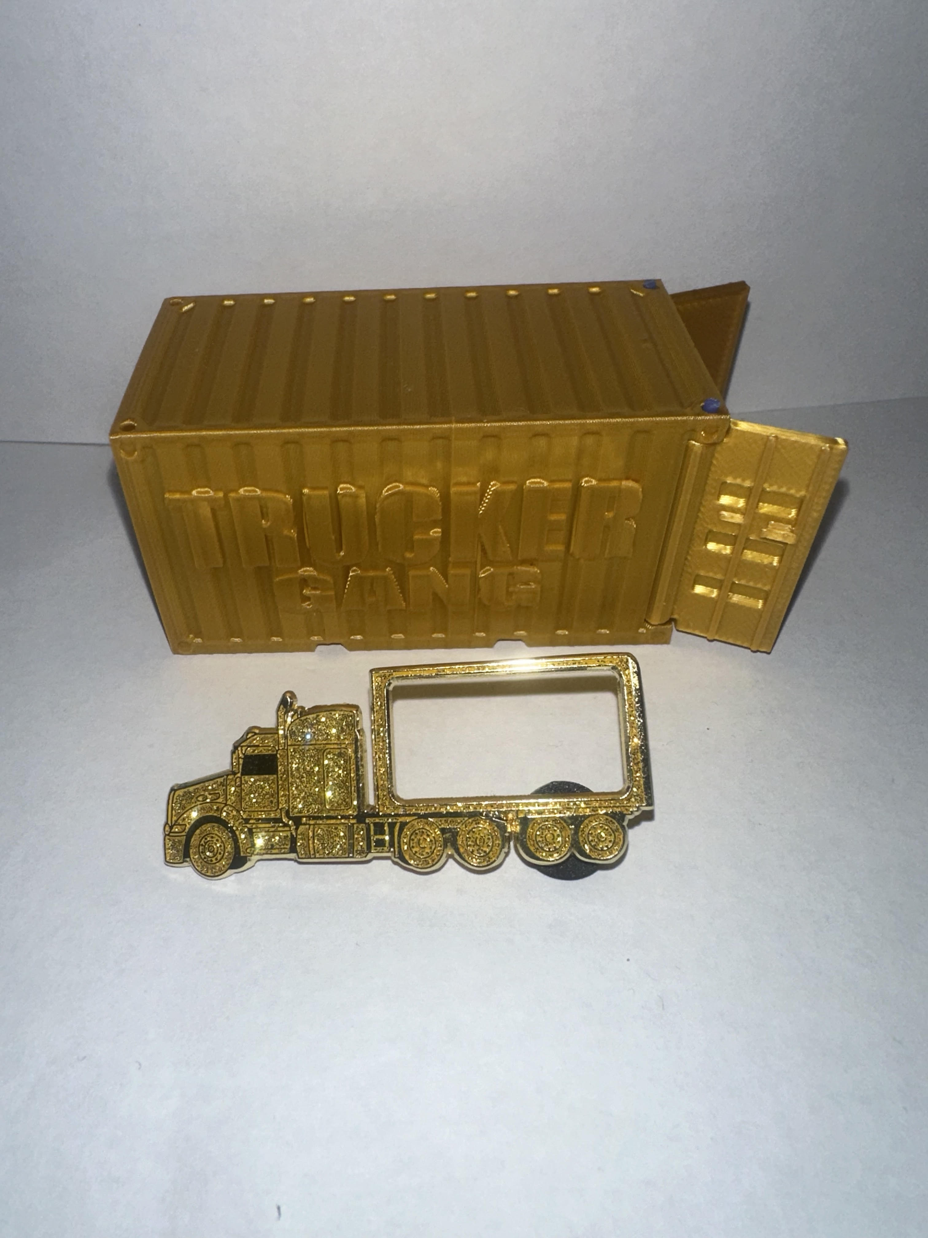 "GOLD CONTAINER BATTY"