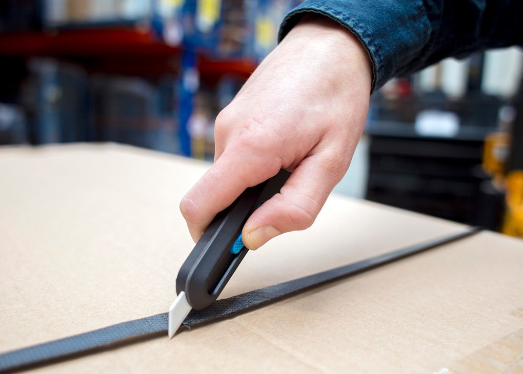 Hand using an automatic retractable blade knife, Slice’s 10558