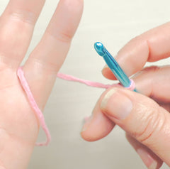 How to hold yarn when crocheting - step 1