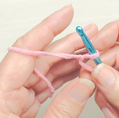 How to hold yarn when crocheting - step 3