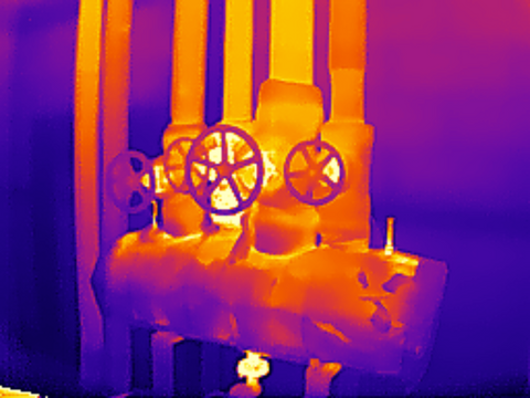 01 Thermal camera monitors pipeline valves