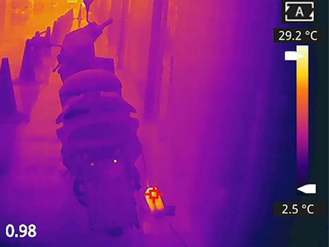 02 Thermal imaging camera detects charging battery car