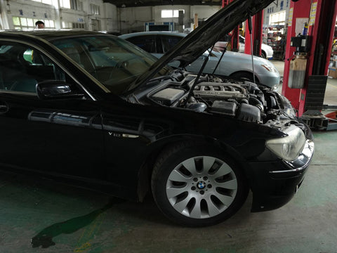 03 A car in the garage is being inspected