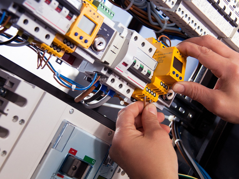 04 Electricians are manually inspecting issues in the electrical panel