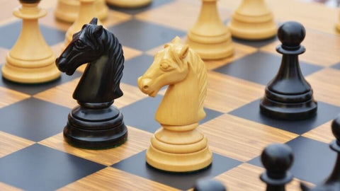 originale Schachfiguren im Staunton-Stil 