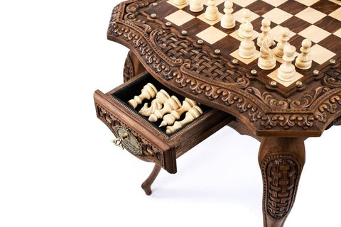 Schachtisch mit Schachfiguren holz