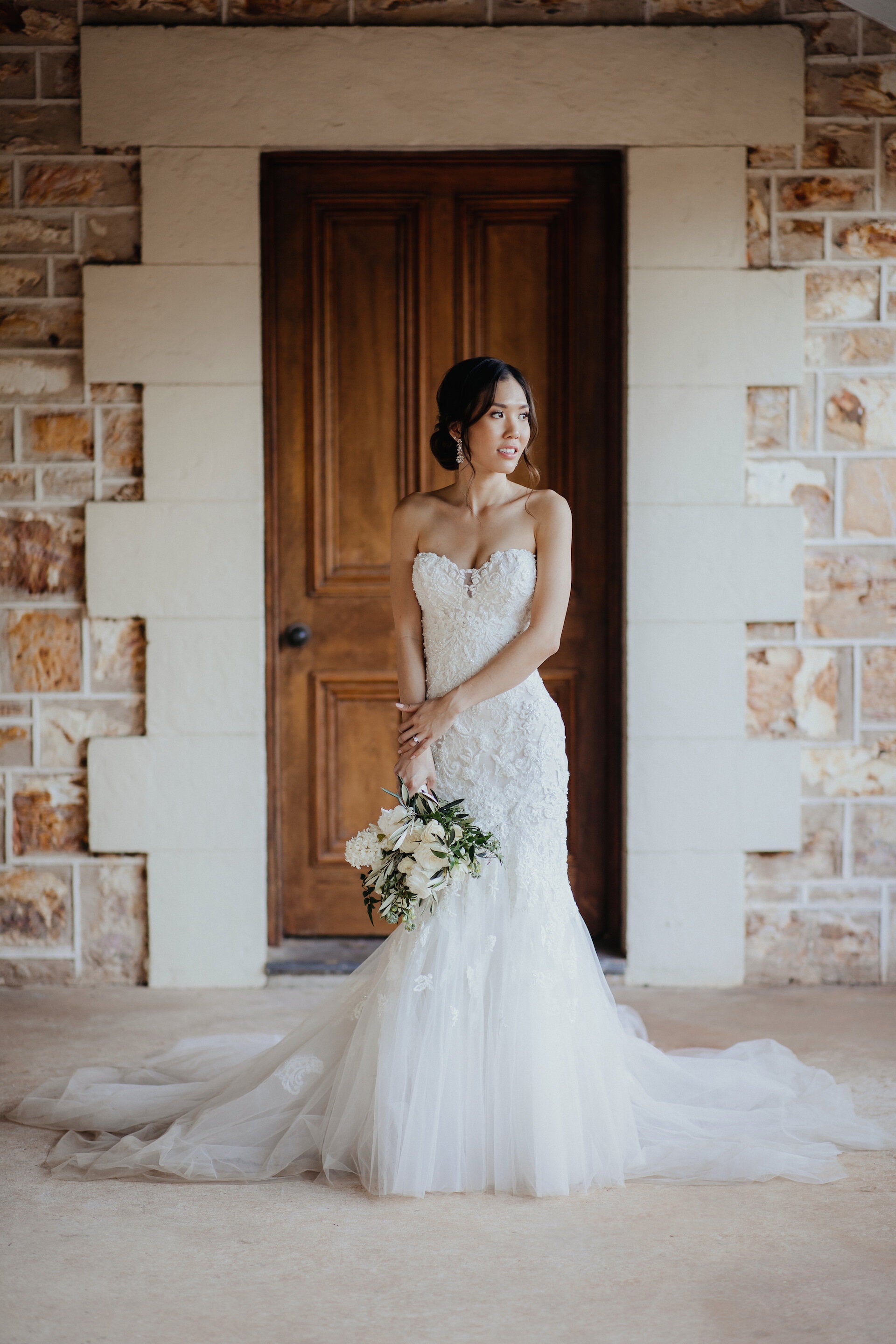 Stunning bride with bouquet of white roses, stocks, hyacinth and jasmine, in Darwin.