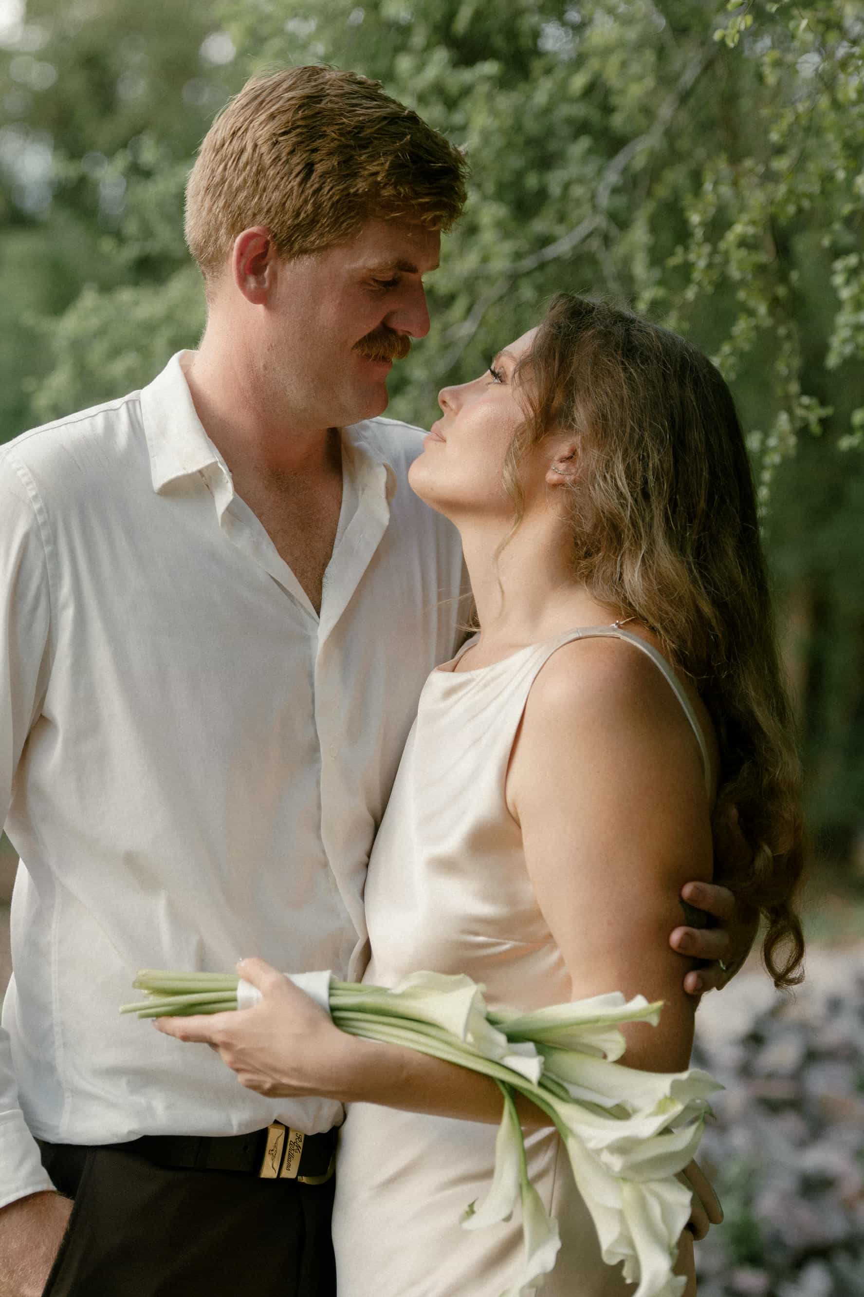 beija flor real wedding gabrielle and mitchell couple embrace white calla lily bouquet darwin gardens