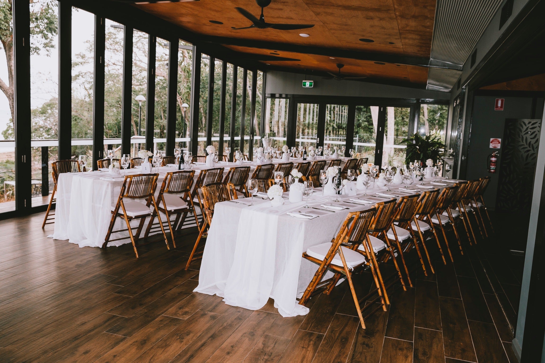 white roses line the wedding reception tables at Pee Wees