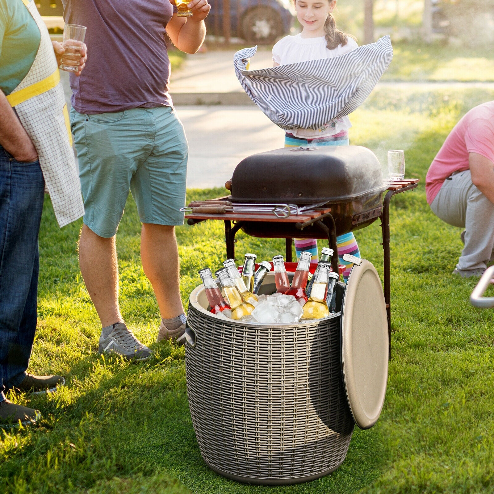 Elegant Wicker Design: The ice cooler features an exquisite imitation rattan style that adds a touch of elegance to any outdoor activity, such as pool parties, barbecues, or family gatherings. It perfectly complements your patio rattan conversation set, combining functionality and aesthetic appeal.