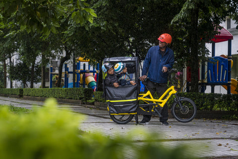 Carrying two children by electric bike