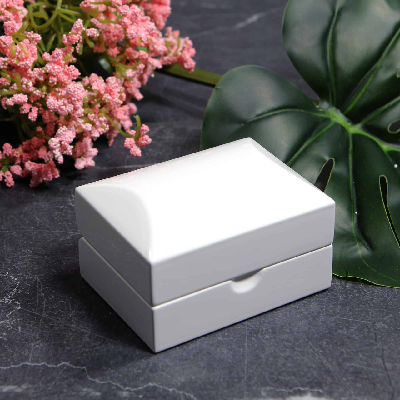 https://cdn.shopify.com/s/files/1/0636/0750/5142/products/gloss-white-modern-ring-box-double-ring-lifestyle1.jpg?v=1648835386&width=1280