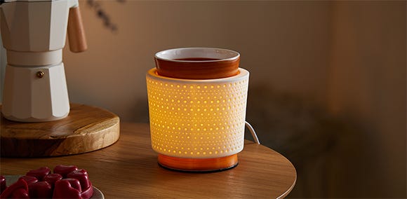 Réchaud PartyLite ScentGlow sur une table