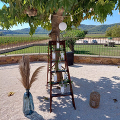 Escabeau bouteilles personnalisées en guise de plan de table pour la décoration personnalisée d'un mariage bleu