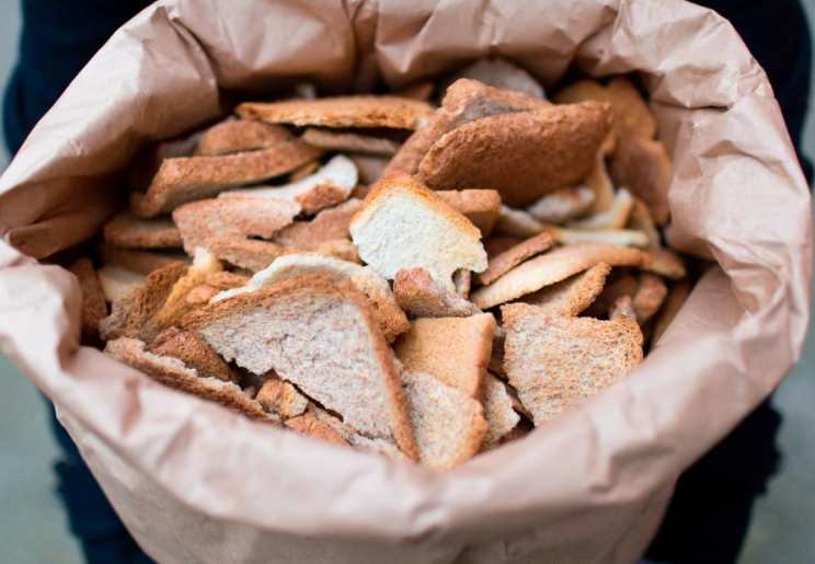 Bolsa llena de trozos de pan