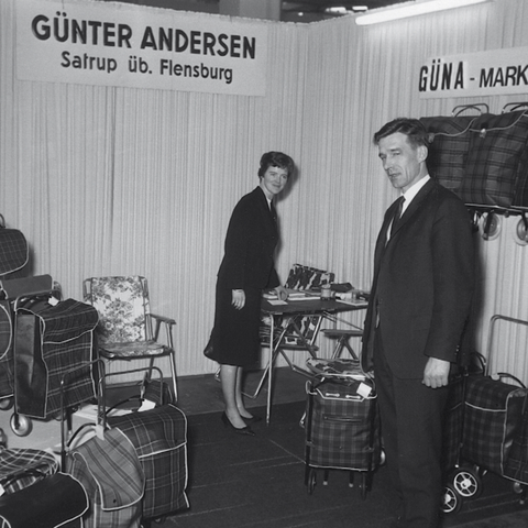 Günter and Christa Andersen of Andersen Shopper Manufaktur with their products at a trade show in 1966