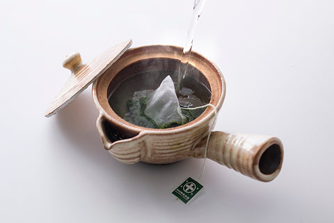 急須に煎茶ティーバッグ2包を入れ、80℃のお湯を注ぎ蓋をして2分待つ。