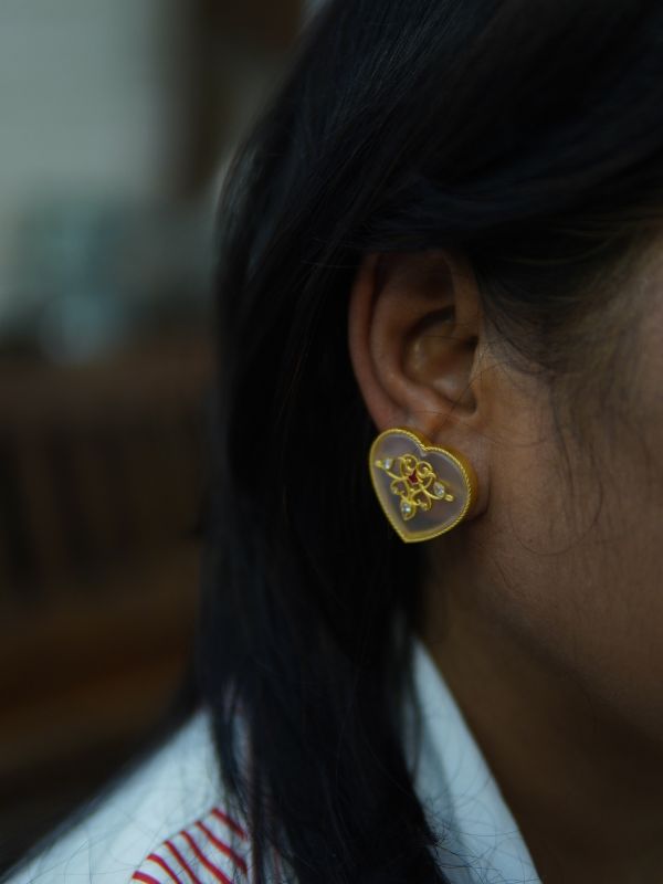 astha singh in heart shaped stud earrings zariin