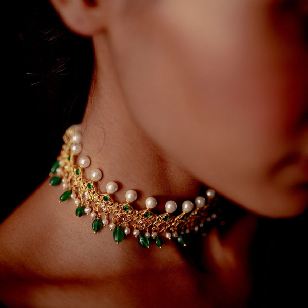 stylish green choker necklace with pearls