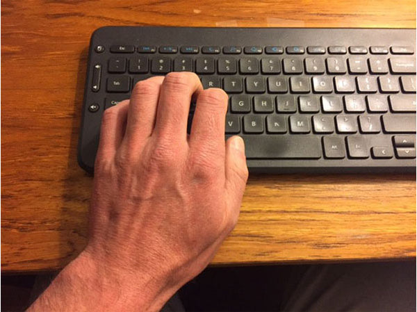 Gập cổ tay khi sử dụng bàn phím cơ