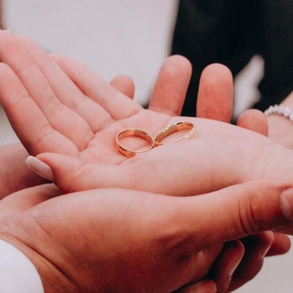 ▷ ¿En qué mano pone el anillo de casado y por qué?