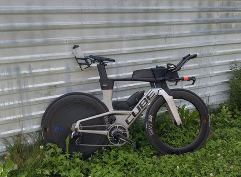 Ruedas DT Swiss equipadas con un EZ Disc para que vayan más rápido en triatlón y contrarreloj en una bicicleta cúbica