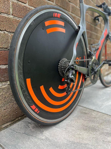 Ruedas ovaladas equipadas con un EZ Disc para que vayas más rápido en contrarreloj, triatlón y ciclismo.