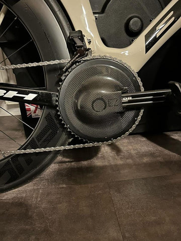 Medidor de potencia de quarq con manivela rotor equipada con un protector de plato EZ aero para que vayas más rápido en contrarreloj y triatlón.