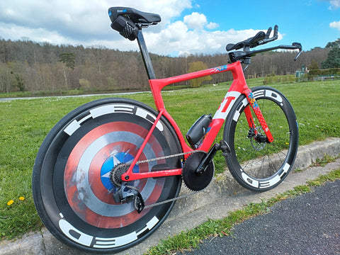 EZ Disc ist an einem HED-Laufrad angebracht, damit Sie beim Triathlon und Radfahren schneller fahren und gleichzeitig die Aerodynamik verbessern können