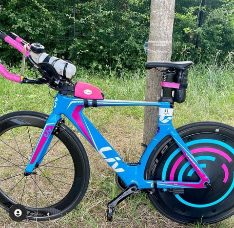 Rueda SLR gigante equipada con un EZ Disc para que vayas más rápido en contrarreloj y triatlón