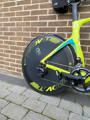 Ruedas ovaladas equipadas con un EZ Disc para que vayas más rápido en contrarreloj, triatlón y ciclismo.