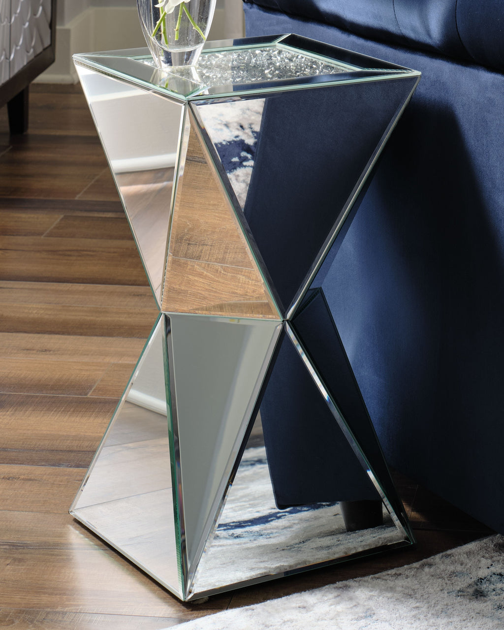 Gillrock Mirror/Silver Finish Accent Table – Bien Home Furniture