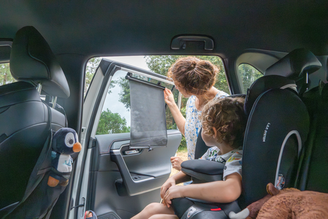 Installation de pare soleil dans la voiture pour avoir moins chaud